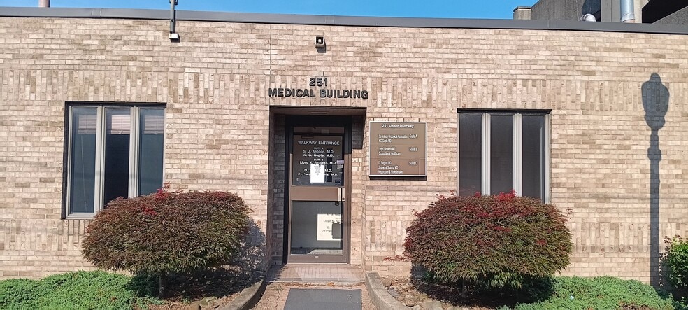 251 7th St, New Kensington, PA for sale - Building Photo - Image 1 of 18