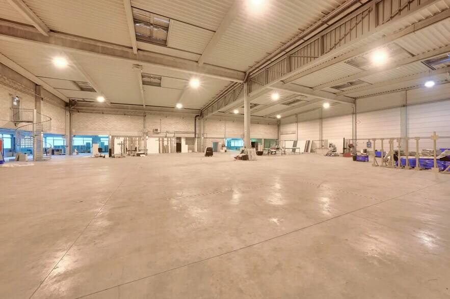 Industrial in Lieusaint for lease - Building Photo - Image 2 of 5