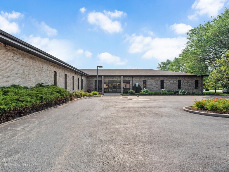 848 W Bartlett Rd, Bartlett, IL 60103
