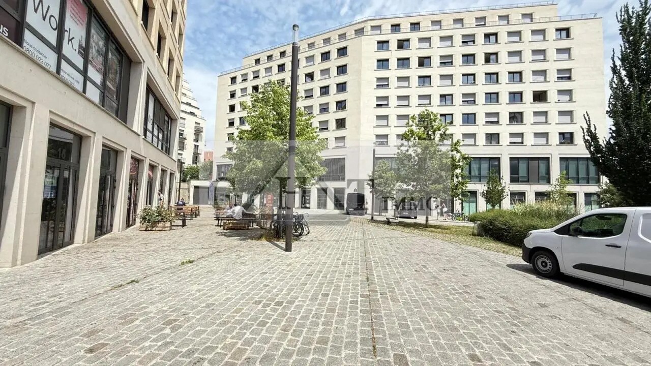 Retail in Paris for lease Building Photo- Image 1 of 12