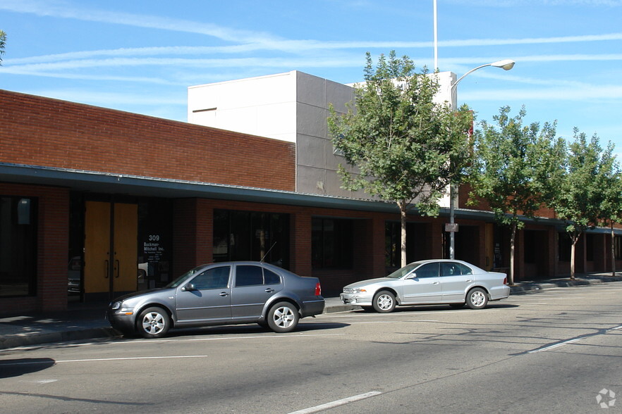 309-317 W Main St, Visalia, CA for lease - Building Photo - Image 2 of 24