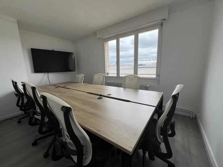 Office in Reims for lease - Interior Photo - Image 1 of 6