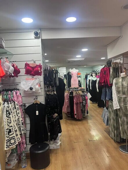 Retail in Paris for lease - Building Photo - Image 2 of 3