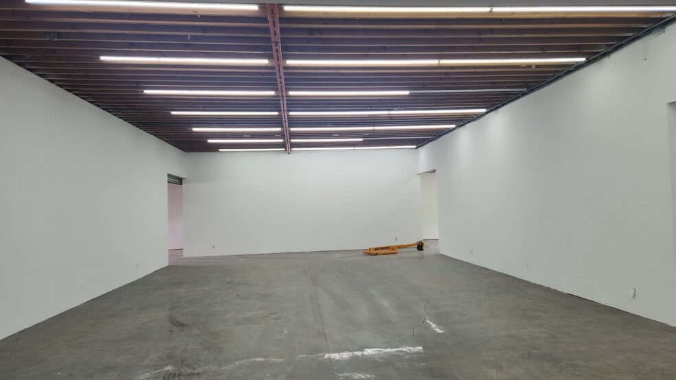 543 N Fairfax Ave, Los Angeles, CA for lease - Interior Photo - Image 2 of 6