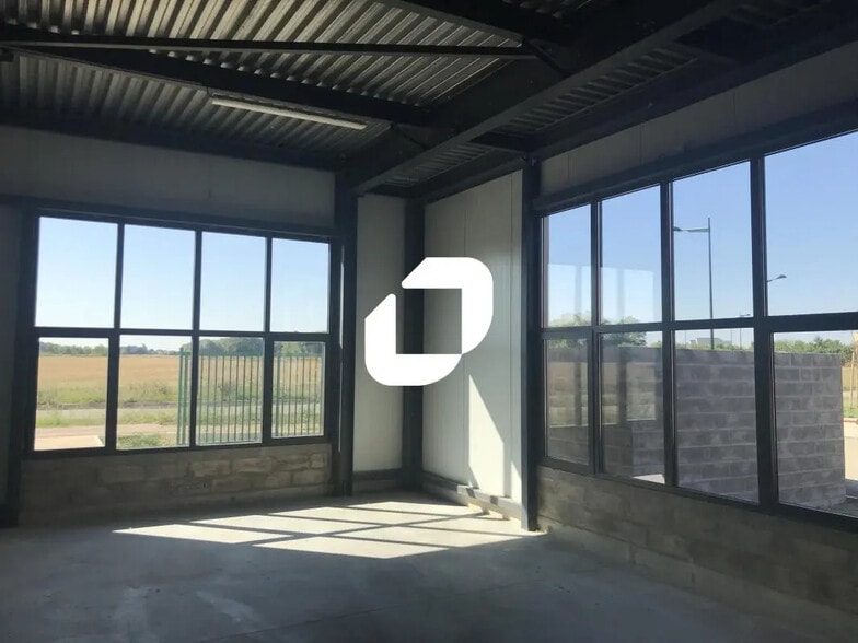 Flex in Saint-Pierre-du-Perray for lease - Interior Photo - Image 3 of 9