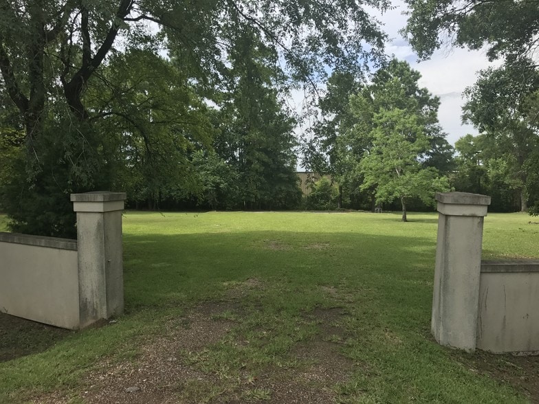 527 E Oak Hill Dr, Spring, TX 77386