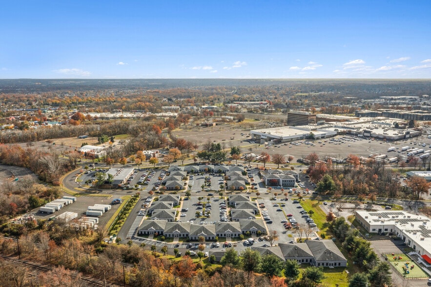 970 Town Center Dr, Langhorne, PA for lease - Building Photo - Image 3 of 22