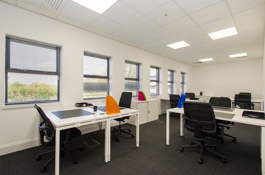 4 Summerhouse Rd, Northampton for lease - Interior Photo - Image 3 of 7