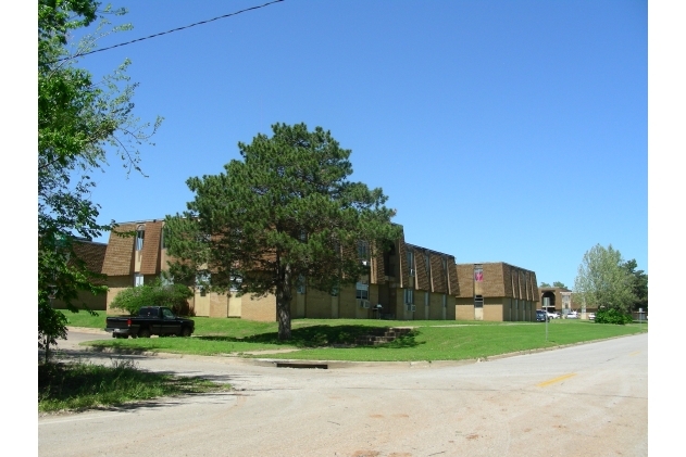 1726 Leona Mitchell Blvd, Enid, OK for sale - Primary Photo - Image 1 of 4