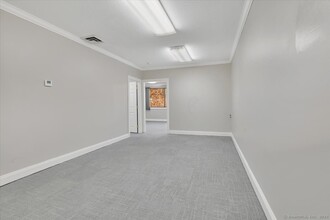 325 Chamberlain Hwy, Meriden, CT for lease Interior Photo- Image 2 of 7