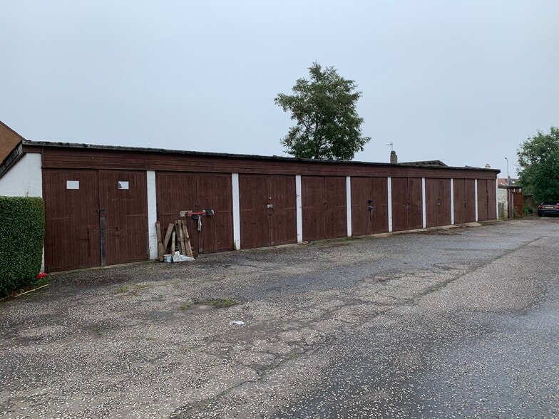 Retail and Lock ups Units, Woodside Way portfolio of 3 properties for sale on LoopNet.com - Building Photo - Image 3 of 4