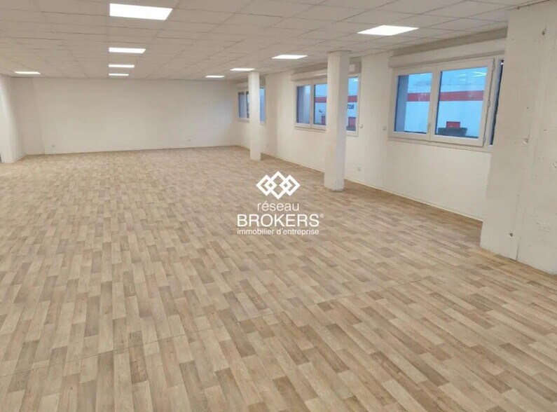 Office in Claira for lease - Interior Photo - Image 3 of 4