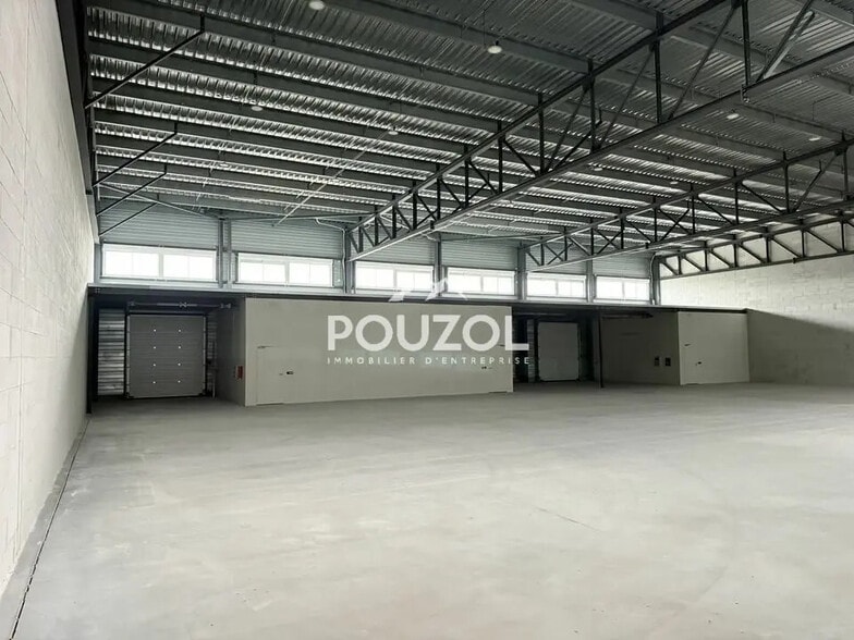 Flex in Cournon-d'Auvergne for lease - Interior Photo - Image 1 of 12