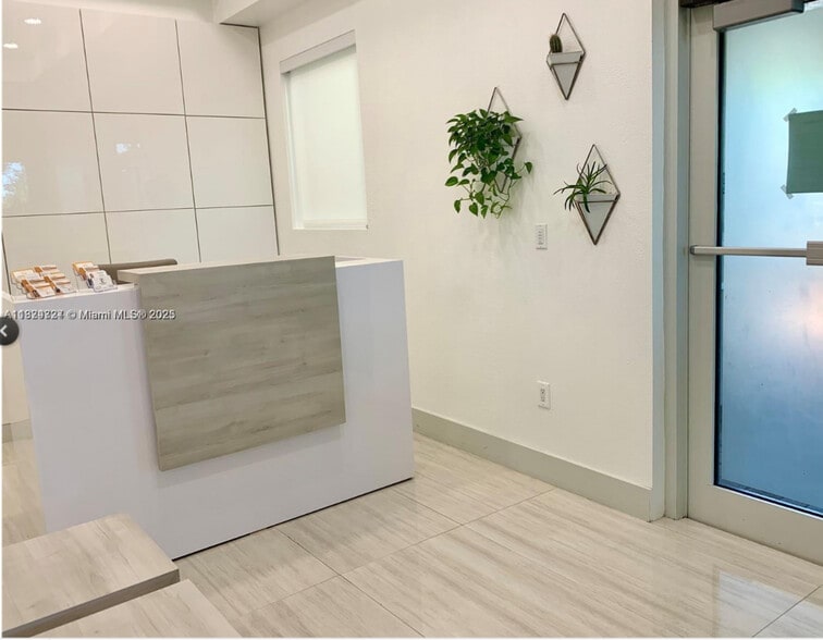 17100 Royal Palm Blvd, Weston, FL for lease - Building Photo - Image 3 of 6