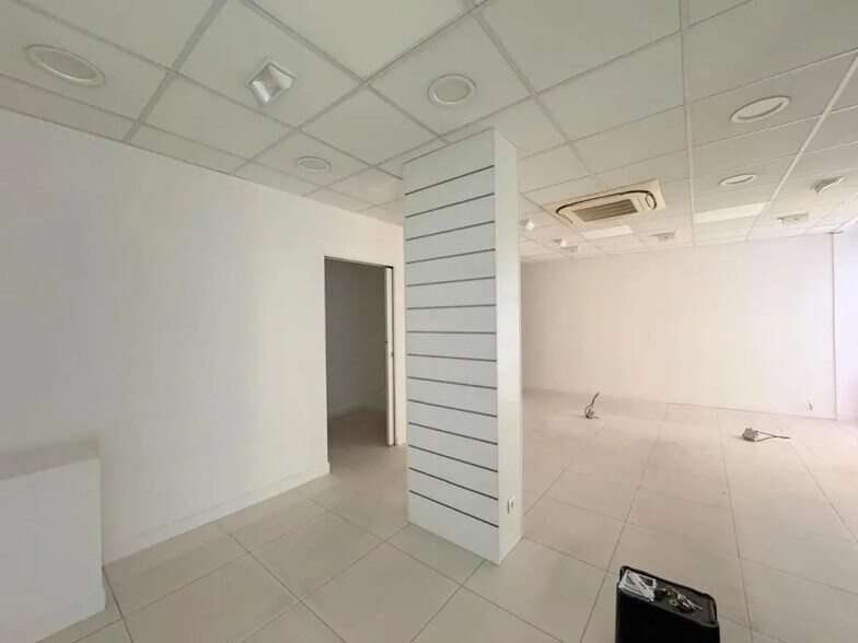 Retail in Montesson for lease - Interior Photo - Image 3 of 10