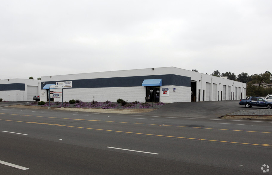 747 Twin Oaks Valley Rd, San Marcos, CA for lease - Building Photo - Image 3 of 4