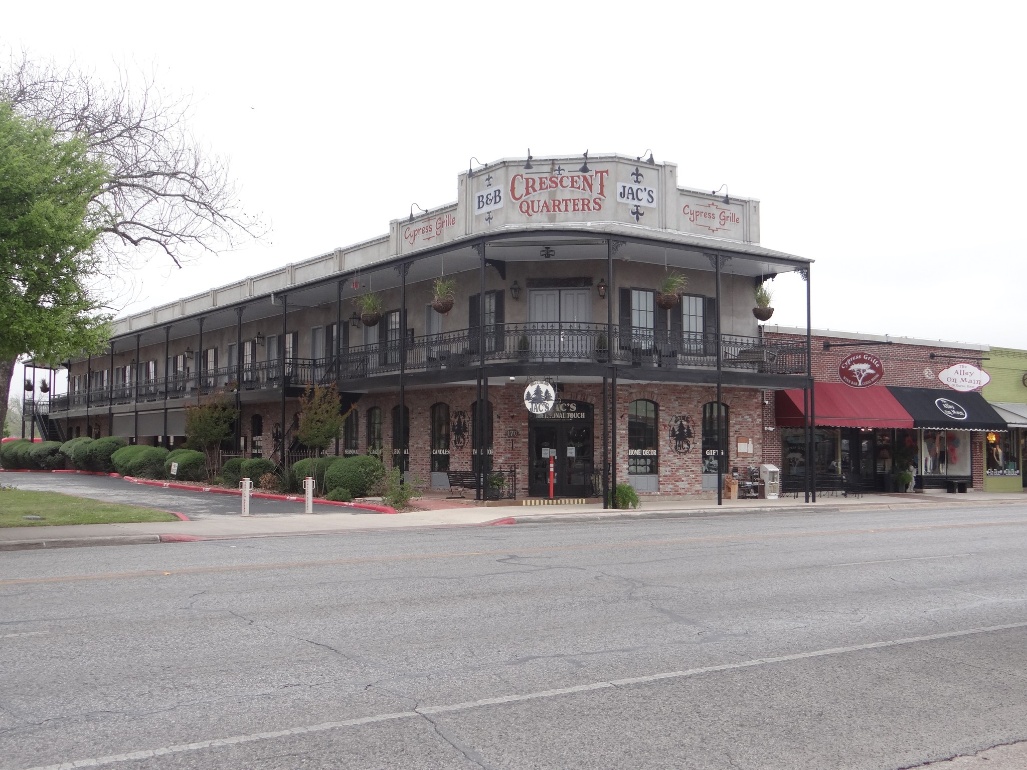 152-170 S Main St, Boerne, TX for sale Primary Photo- Image 1 of 43