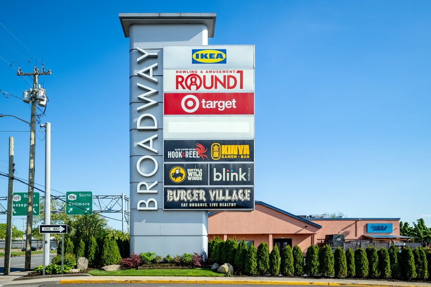 358 Broadway Mall, Hicksville, NY for lease - Pylon Photo - Image 1 of 16