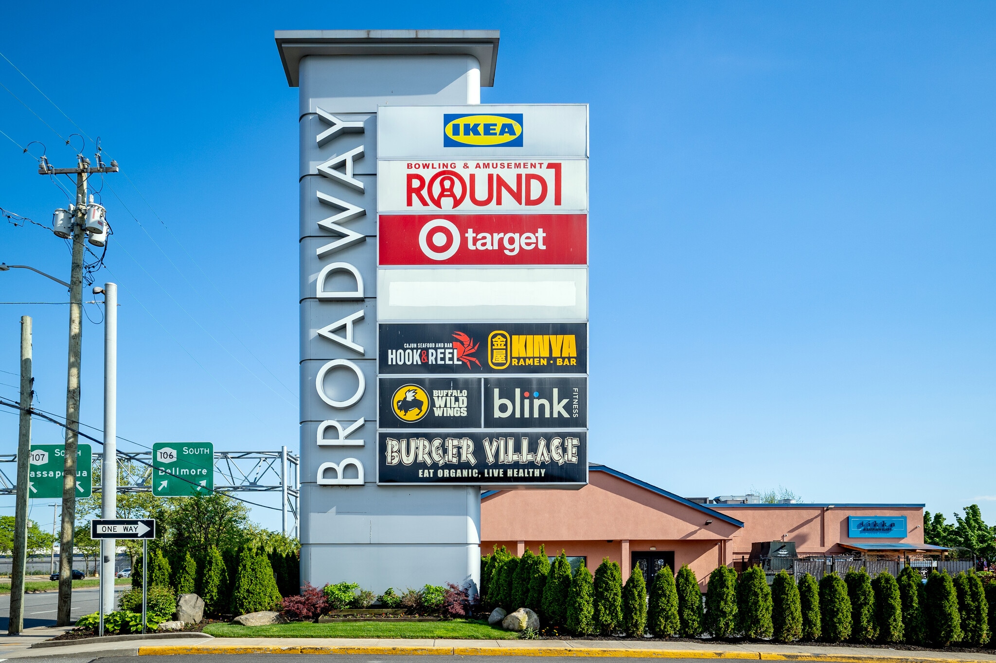 358 Broadway Mall, Hicksville, NY for lease Pylon Photo- Image 1 of 17