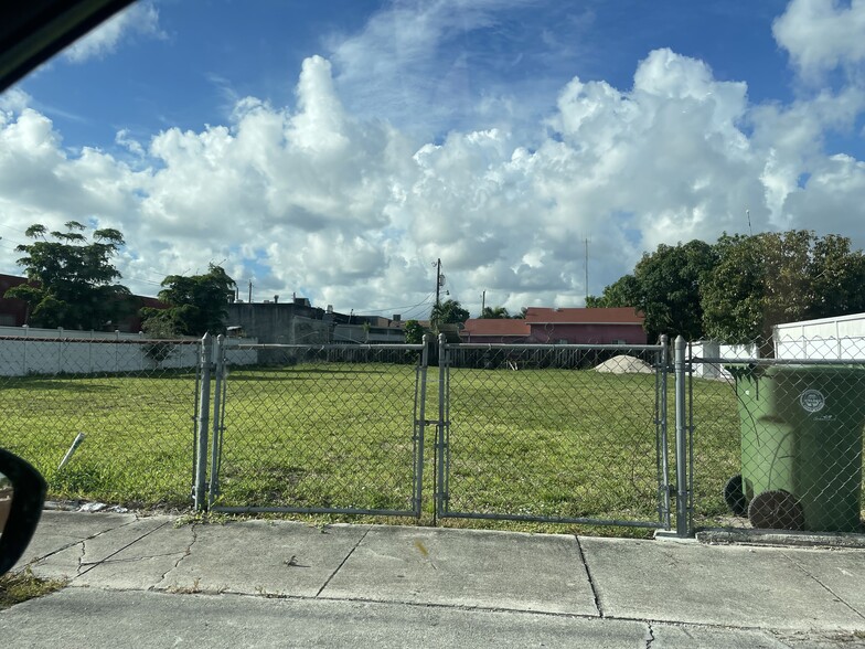 20 W 40th Pl, Hialeah, FL for sale - Building Photo - Image 2 of 3