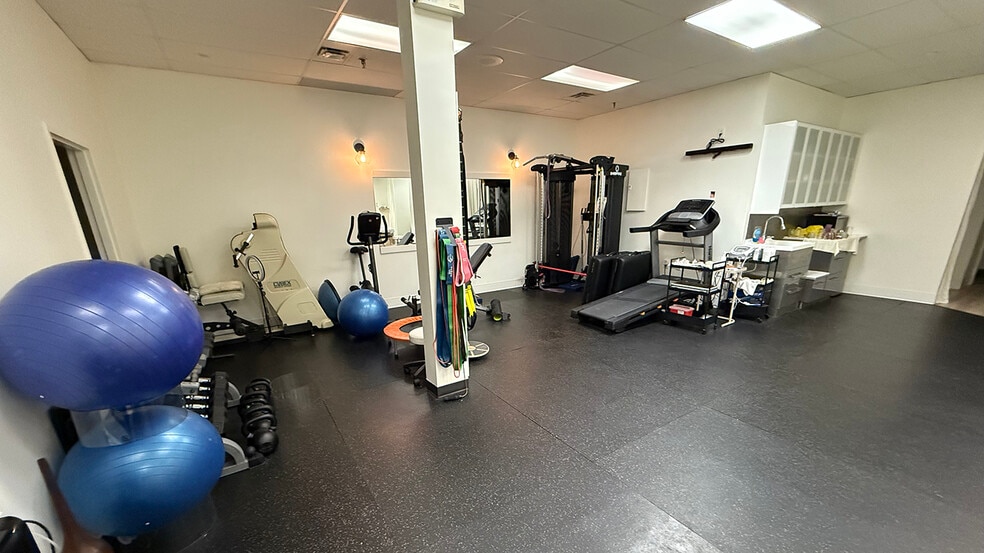 2727 Portage Ave, Winnipeg, MB for lease - Interior Photo - Image 3 of 8