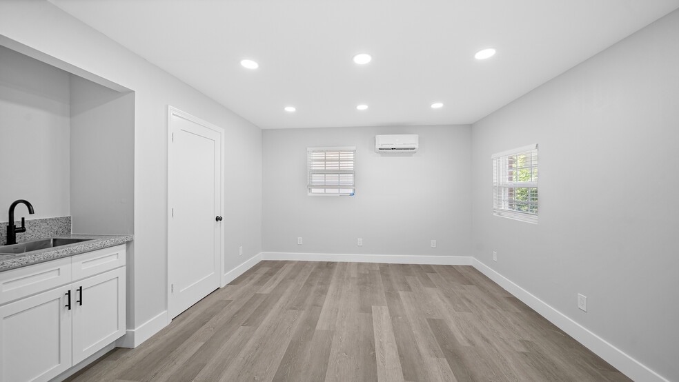 2209 Highway 3, Dickinson, TX for sale - Interior Photo - Image 3 of 32