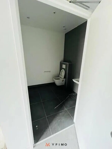 Flex in Poissy for lease - Interior Photo - Image 2 of 5