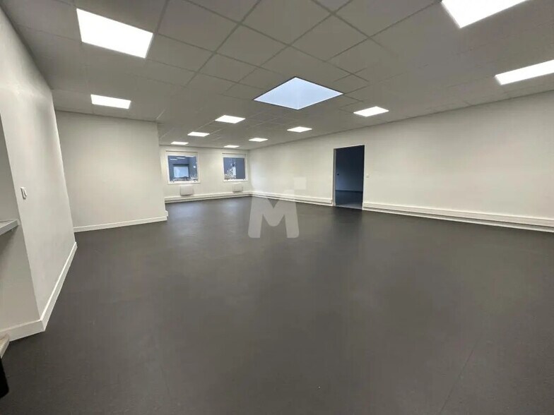 Office in Verrières-le-Buisson for lease - Interior Photo - Image 3 of 11