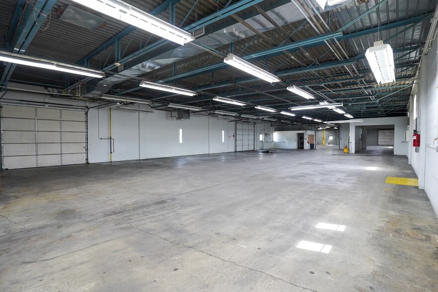 2010 Lakeview Dr, Fort Wayne, IN for lease - Building Photo - Image 2 of 7