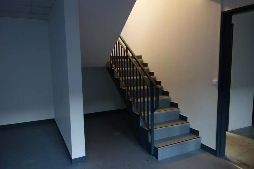 21 Avenue De La Mare, SAINT-OUEN-L'AUMONE for lease - Interior Photo - Image 3 of 11