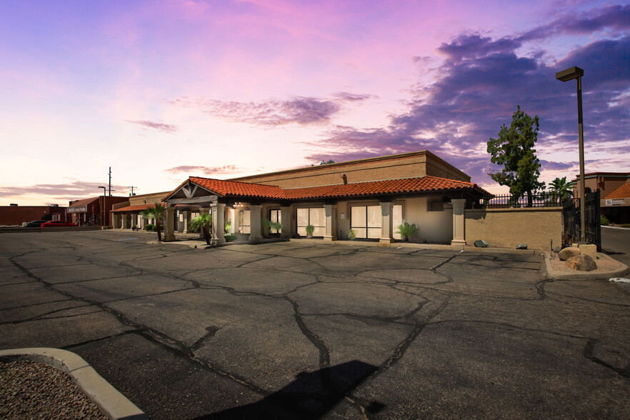 260 N Gilbert Rd, Mesa, AZ for lease - Building Photo - Image 1 of 8