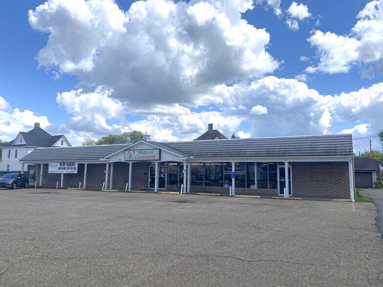 725 W Main Ave W, Massillon, OH for lease - Building Photo - Image 1 of 2