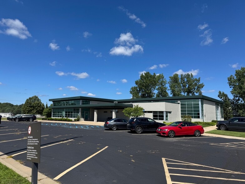 3350 Broadmoor Ave SE, Grand Rapids, MI for lease - Building Photo - Image 1 of 19