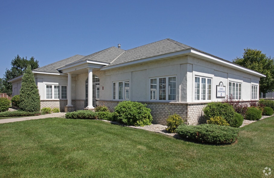 342 County Road D E, Little Canada, MN for sale - Building Photo - Image 1 of 6