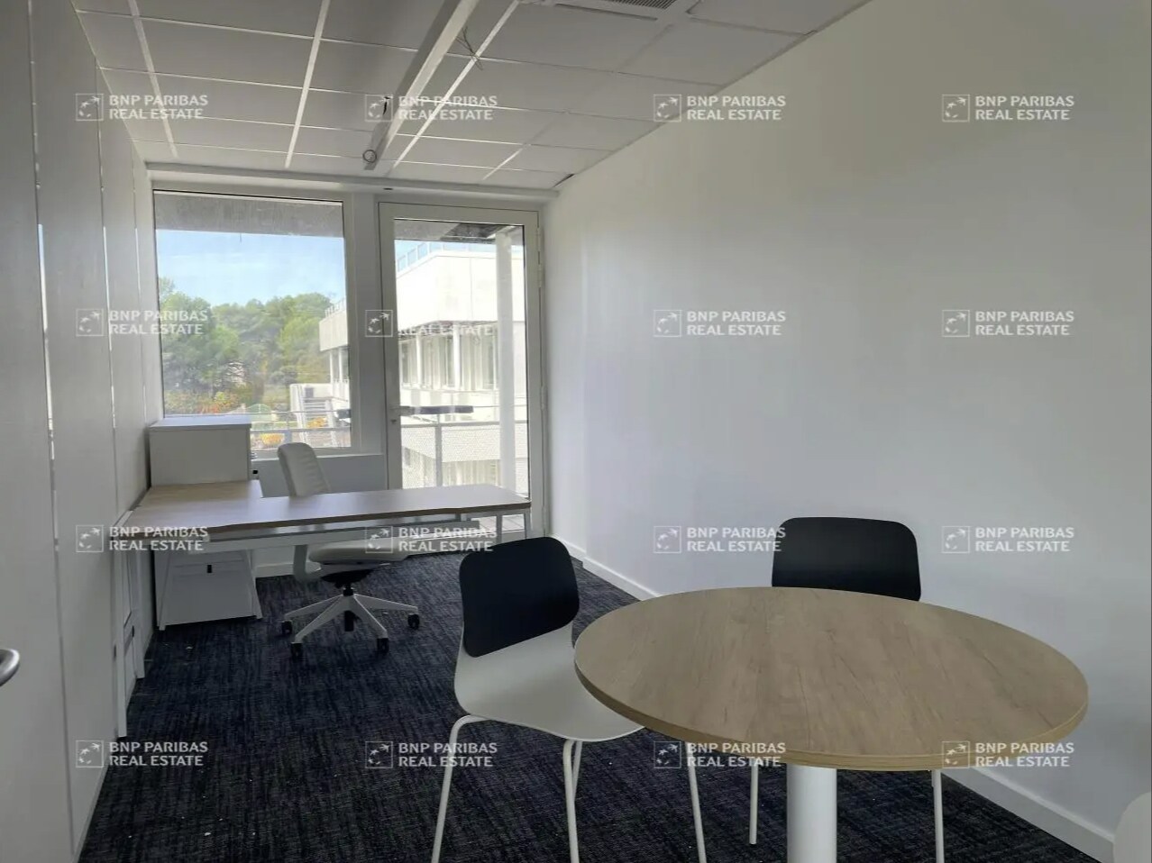 Office in Ventabren for lease Interior Photo- Image 1 of 6