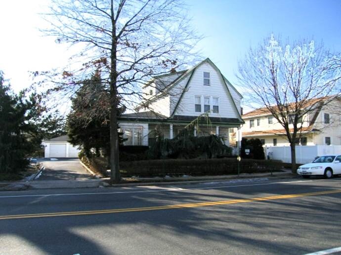 213 Hempstead Ave, Lynbrook, NY for sale Primary Photo- Image 1 of 1