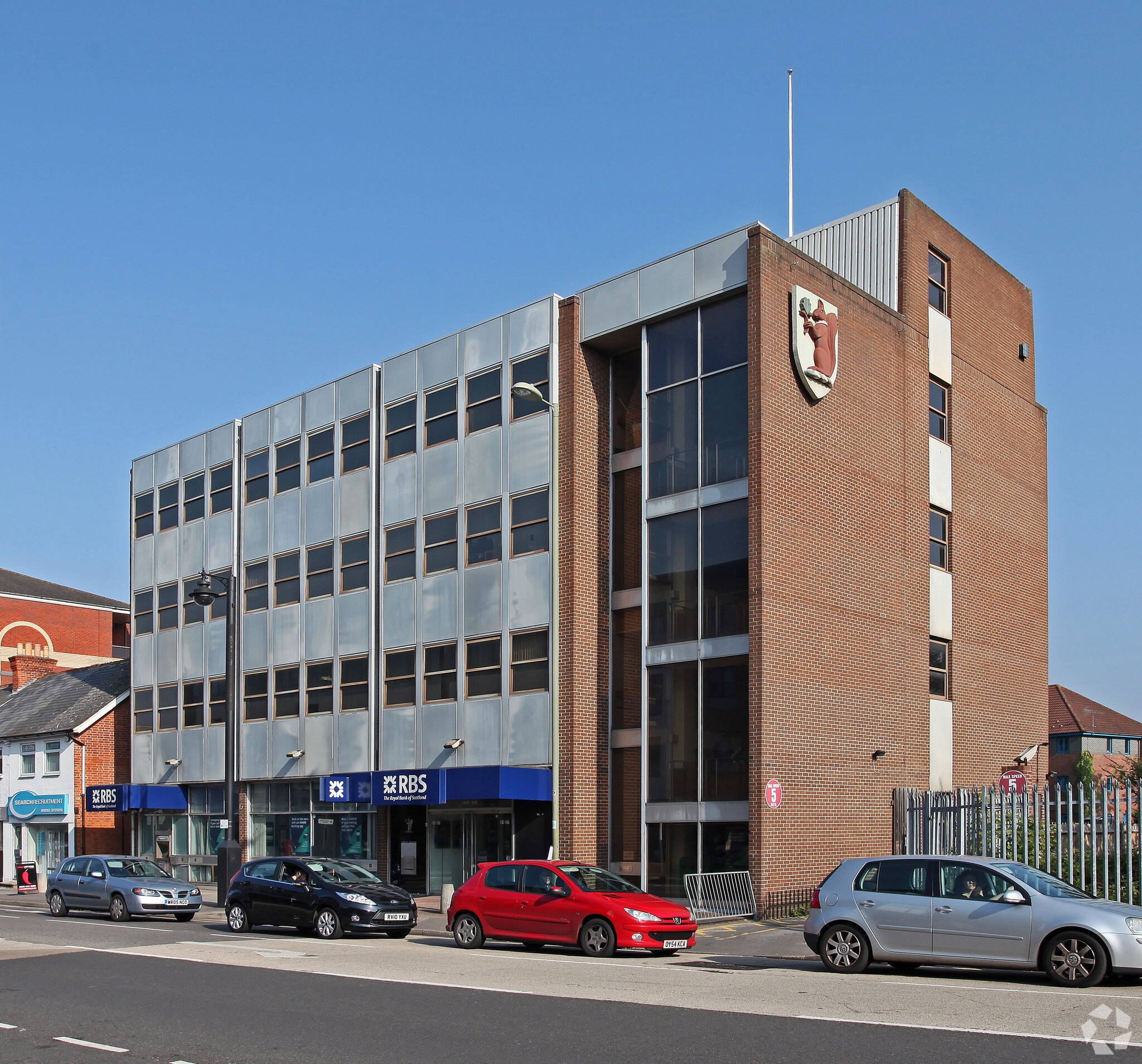 33-37 Victoria Rd, Farnborough for lease Primary Photo- Image 1 of 4