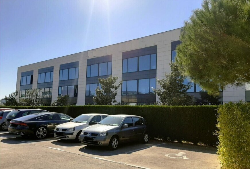 Office in Évry for lease - Building Photo - Image 2 of 5