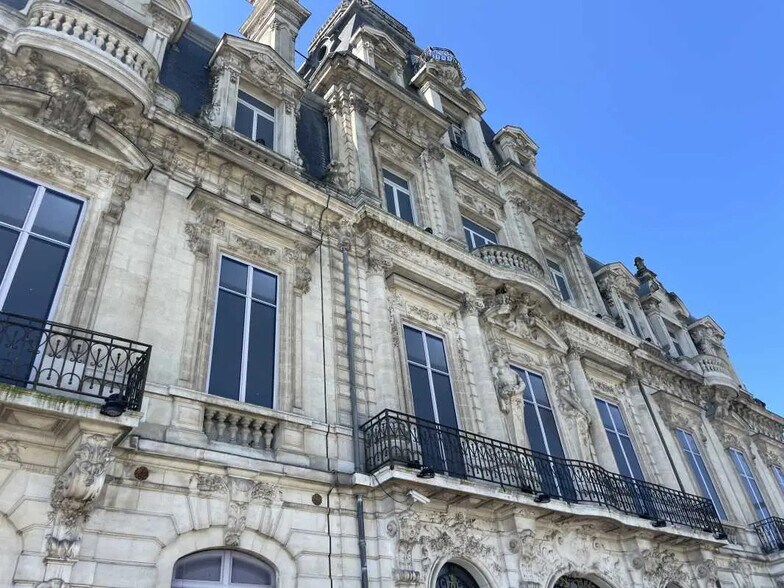 Office in Bordeaux for lease - Building Photo - Image 2 of 8