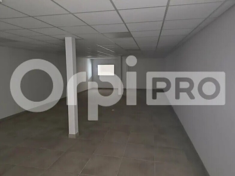 Retail in Reims for lease - Interior Photo - Image 3 of 6