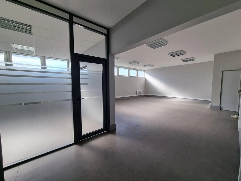 Flex in Saint-Pierre-des-Corps for lease - Interior Photo - Image 2 of 11