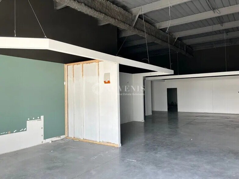 Retail in Biganos for lease - Interior Photo - Image 2 of 5