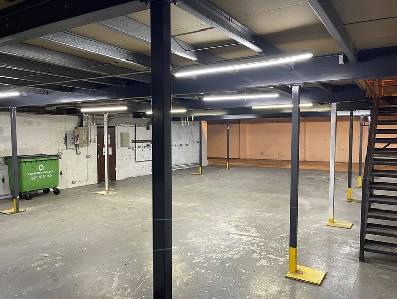 Gloucester Ct, Leeds for lease - Interior Photo - Image 2 of 11