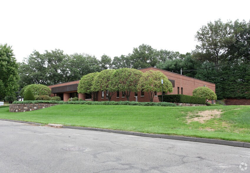 39 Dell Manor Dr, Bristol, CT for sale - Primary Photo - Image 1 of 1