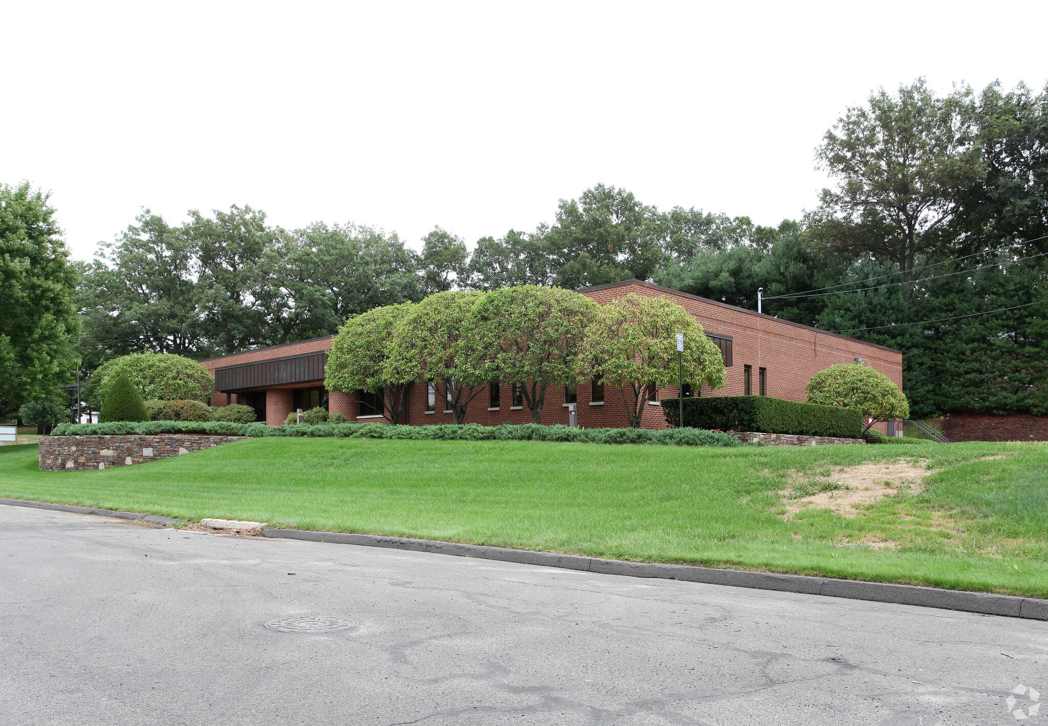 39 Dell Manor Dr, Bristol, CT for sale Primary Photo- Image 1 of 1