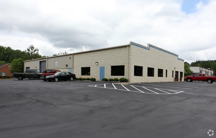 631 Indian Trail Lilburn Rd, Lilburn, GA for lease - Primary Photo - Image 1 of 4