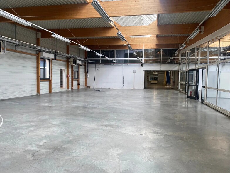 Flex in Villefranche-Sur-Saône for lease - Interior Photo - Image 2 of 2