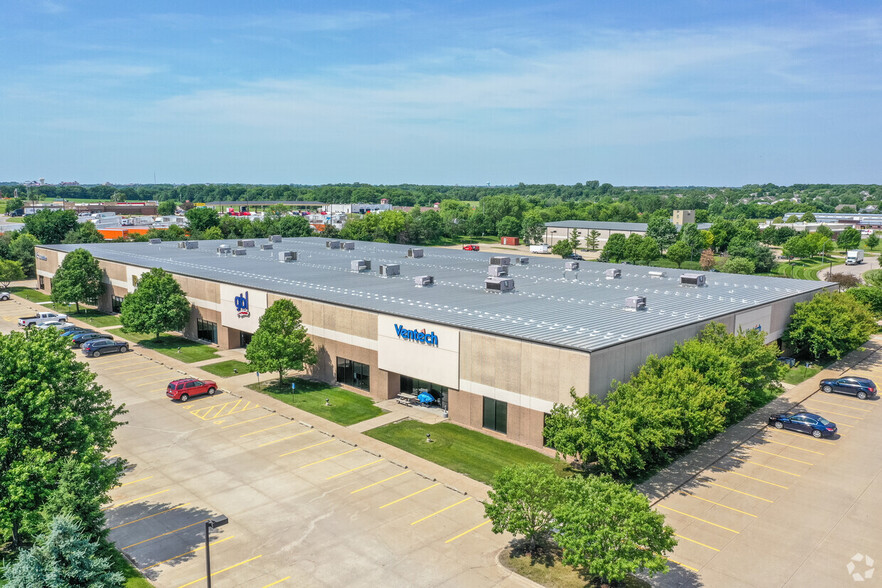 12000-12038 Ridgemont Dr, Urbandale, IA for lease - Building Photo - Image 1 of 6