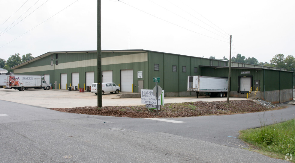 329 W Bowman Ave, Liberty, NC for lease - Building Photo - Image 3 of 8