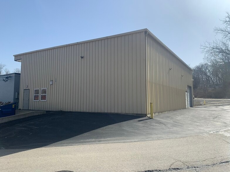1482 W Lark Industrial Dr, Fenton, MO for lease - Building Photo - Image 2 of 5